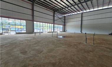 Se alquilan Locales Comerciales Autopista 455mt2