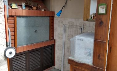 Casa en venta con jardín + galpón.