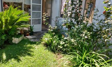 Casa en venta con jardín + galpón.