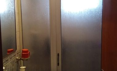 Casa en venta con jardín + galpón.