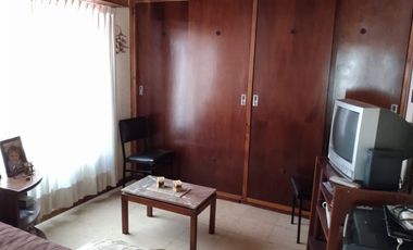 Casa en venta con jardín + galpón.