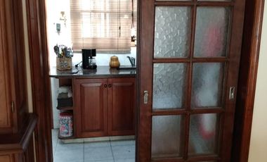 Casa en venta con jardín + galpón.