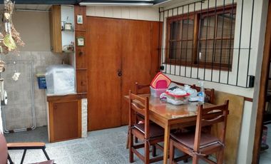 Casa en venta con jardín + galpón.