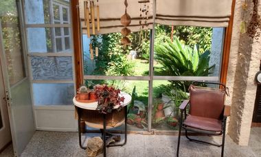 Casa en venta con jardín + galpón.