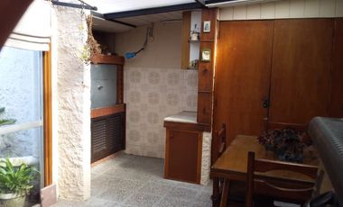 Casa en venta con jardín + galpón.