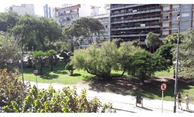 Depto de 2 amb. externo, vista frontal a la Plaza Alberdi y lateral al mar desde balcón.