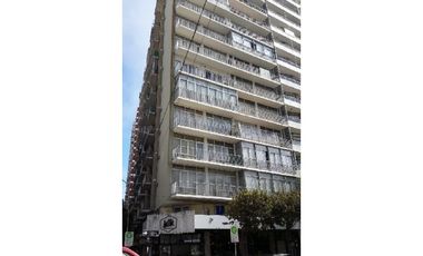 Depto de 2 amb. externo, vista frontal a la Plaza Alberdi y lateral al mar desde balcón.