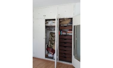 Depto de 2 amb. externo, vista frontal a la Plaza Alberdi y lateral al mar desde balcón.