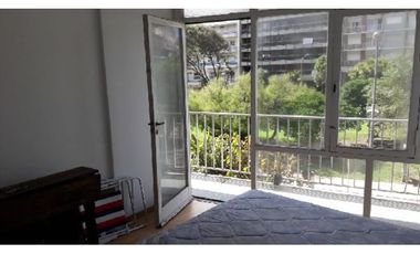 Depto de 2 amb. externo, vista frontal a la Plaza Alberdi y lateral al mar desde balcón.