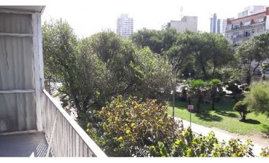 Depto de 2 amb. externo, vista frontal a la Plaza Alberdi y lateral al mar desde balcón.