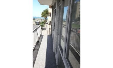 Depto de 2 amb. externo, vista frontal a la Plaza Alberdi y lateral al mar desde balcón.