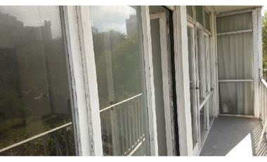 Depto de 2 amb. externo, vista frontal a la Plaza Alberdi y lateral al mar desde balcón.