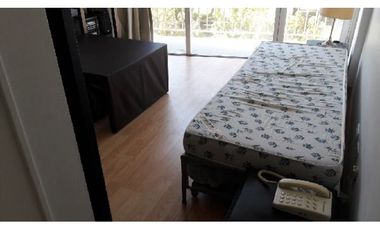 Depto de 2 amb. externo, vista frontal a la Plaza Alberdi y lateral al mar desde balcón.