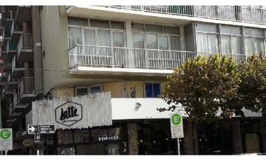 Depto de 2 amb. externo, vista frontal a la Plaza Alberdi y lateral al mar desde balcón.