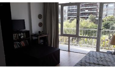 Depto de 2 amb. externo, vista frontal a la Plaza Alberdi y lateral al mar desde balcón.