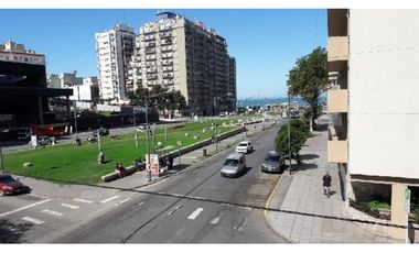 Depto de 2 amb. externo, vista frontal a la Plaza Alberdi y lateral al mar desde balcón.