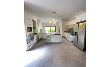 SE VENDE CASA EN COSTA DEL ESTE