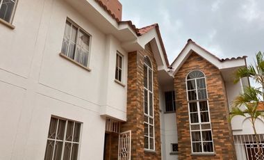 casa condominio en arriendo en altos de riomar. Cod A102712