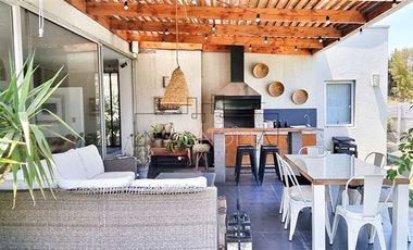 Casa en venta de 4 dorm. en Colina