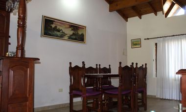 Casa de 3 AMBIENTES ubicada a 500 metros de la Avenida Tomás Espora.