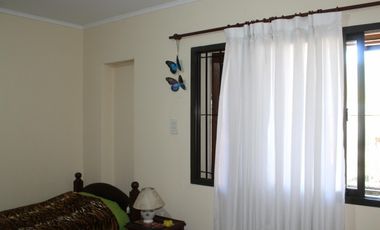 Casa de 3 AMBIENTES ubicada a 500 metros de la Avenida Tomás Espora.