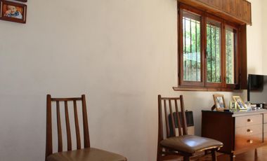 Casa de 3 AMBIENTES ubicada a 500 metros de la Avenida Tomás Espora.