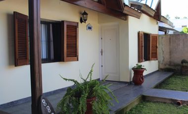 Casa de 3 AMBIENTES ubicada a 500 metros de la Avenida Tomás Espora.