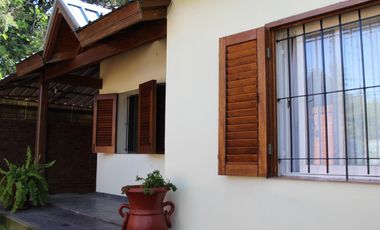 Casa de 3 AMBIENTES ubicada a 500 metros de la Avenida Tomás Espora.