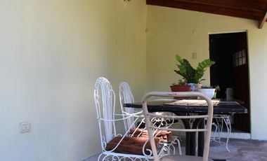 Casa de 3 AMBIENTES ubicada a 500 metros de la Avenida Tomás Espora.