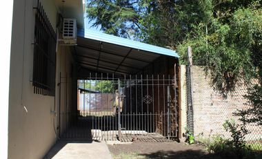 Casa de 3 AMBIENTES ubicada a 500 metros de la Avenida Tomás Espora.