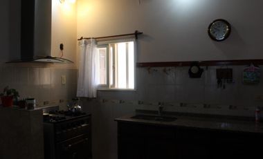 Casa de 3 AMBIENTES ubicada a 500 metros de la Avenida Tomás Espora.