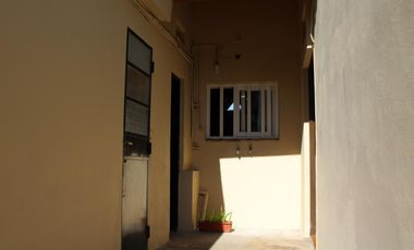Casa de 3 AMBIENTES ubicada a 500 metros de la Avenida Tomás Espora.