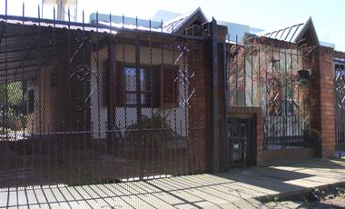 Casa de 3 AMBIENTES ubicada a 500 metros de la Avenida Tomás Espora.
