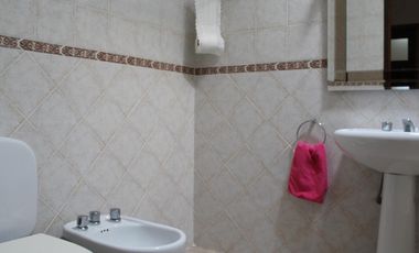 Casa de 3 AMBIENTES ubicada a 500 metros de la Avenida Tomás Espora.