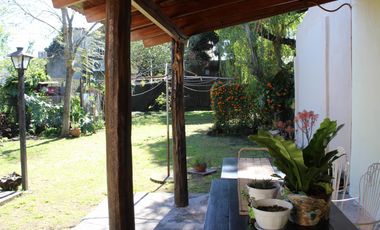 Casa de 3 AMBIENTES ubicada a 500 metros de la Avenida Tomás Espora.