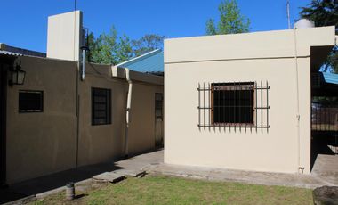 Casa de 3 AMBIENTES ubicada a 500 metros de la Avenida Tomás Espora.