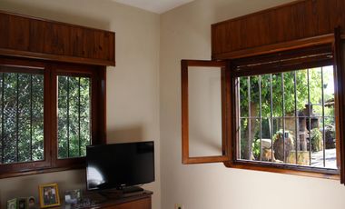 Casa de 3 AMBIENTES ubicada a 500 metros de la Avenida Tomás Espora.