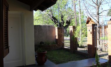Casa de 3 AMBIENTES ubicada a 500 metros de la Avenida Tomás Espora.