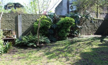 Casa de 3 AMBIENTES ubicada a 500 metros de la Avenida Tomás Espora.