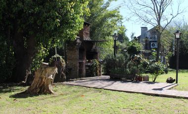 Casa de 3 AMBIENTES ubicada a 500 metros de la Avenida Tomás Espora.