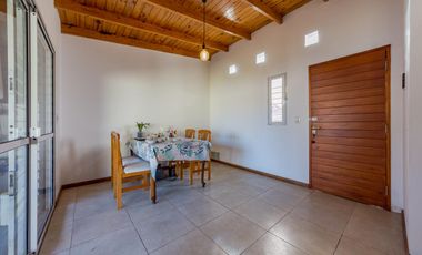 Venta - Casa 2 Dormitorios - Jardín (Centro, Roldán)