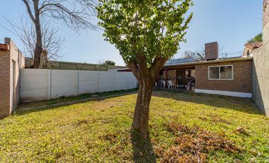 Venta - Casa 2 Dormitorios - Jardín (Centro, Roldán)