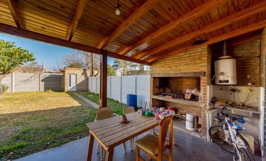 Venta - Casa 2 Dormitorios - Jardín (Centro, Roldán)