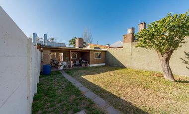 Venta - Casa 2 Dormitorios - Jardín (Centro, Roldán)