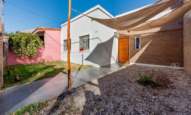 Venta - Casa 2 Dormitorios - Jardín (Centro, Roldán)