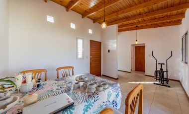 Venta - Casa 2 Dormitorios - Jardín (Centro, Roldán)