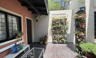 OPORTUNIDAD. Casa en venta en Barrio Santa Rita - Manzanares.