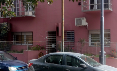 TIPO CASA DE 4 AMBIENTES, BAÑO, TOILATTE, TERRAZA Y QUINCHO EN FLORESTA.