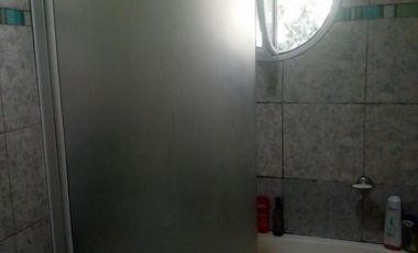 TIPO CASA DE 4 AMBIENTES, BAÑO, TOILATTE, TERRAZA Y QUINCHO EN FLORESTA.