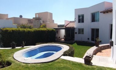 Hermosa Residencia en Villas del Mesón, Estudio o 4ta Recamara, Jardín, Cto Serv